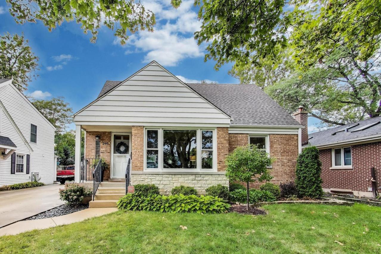 240 Parkview Rd., Glenview, IL 60025