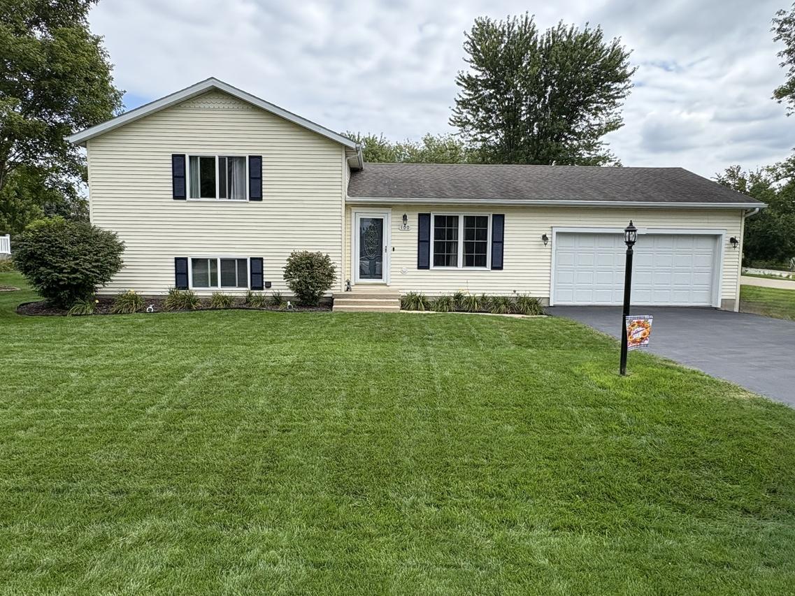 100 Windward Ln., Rochelle, IL 60168