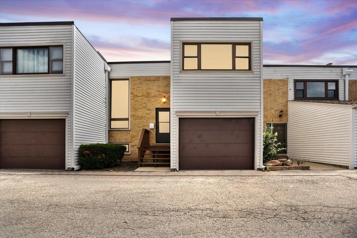 363 Oaktree Ct., Hoffman Estates, IL 60169