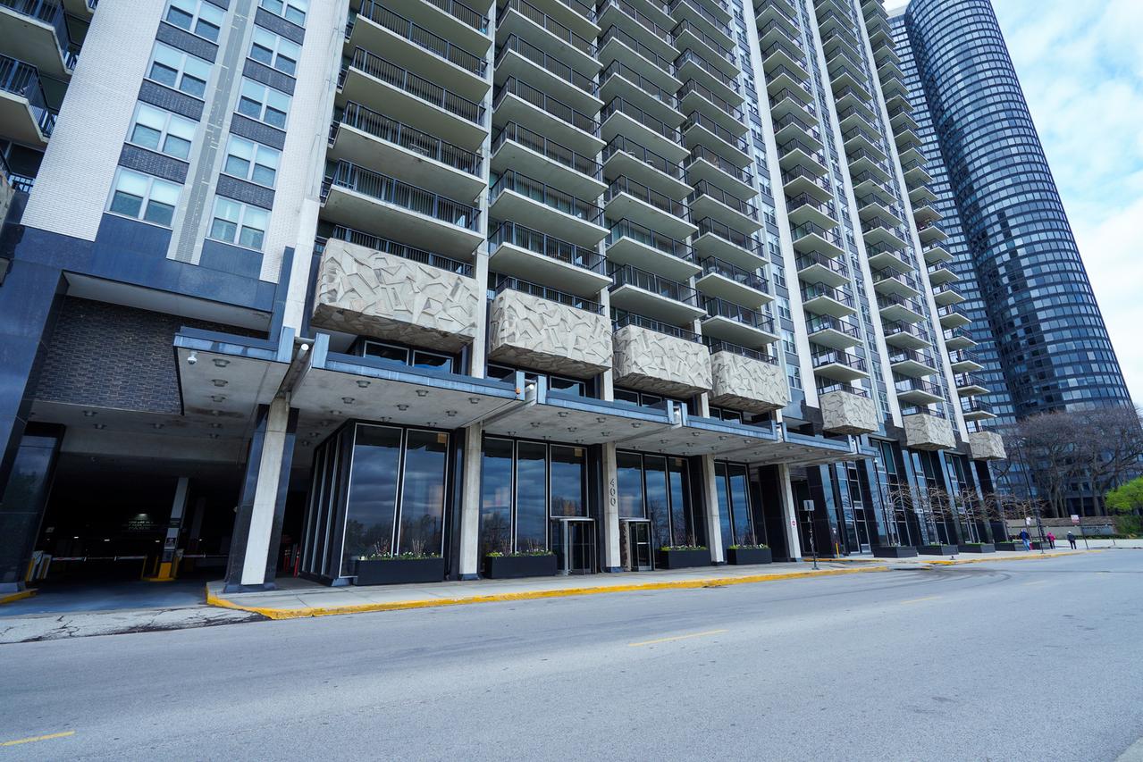 400 E Randolph St. #906, Chicago, IL 60601