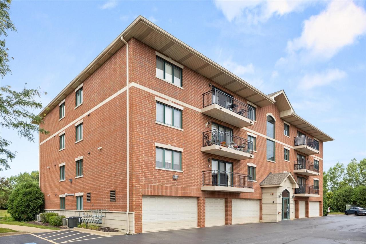 6840 W Winding Tr. #204, Oak Forest, IL 60452