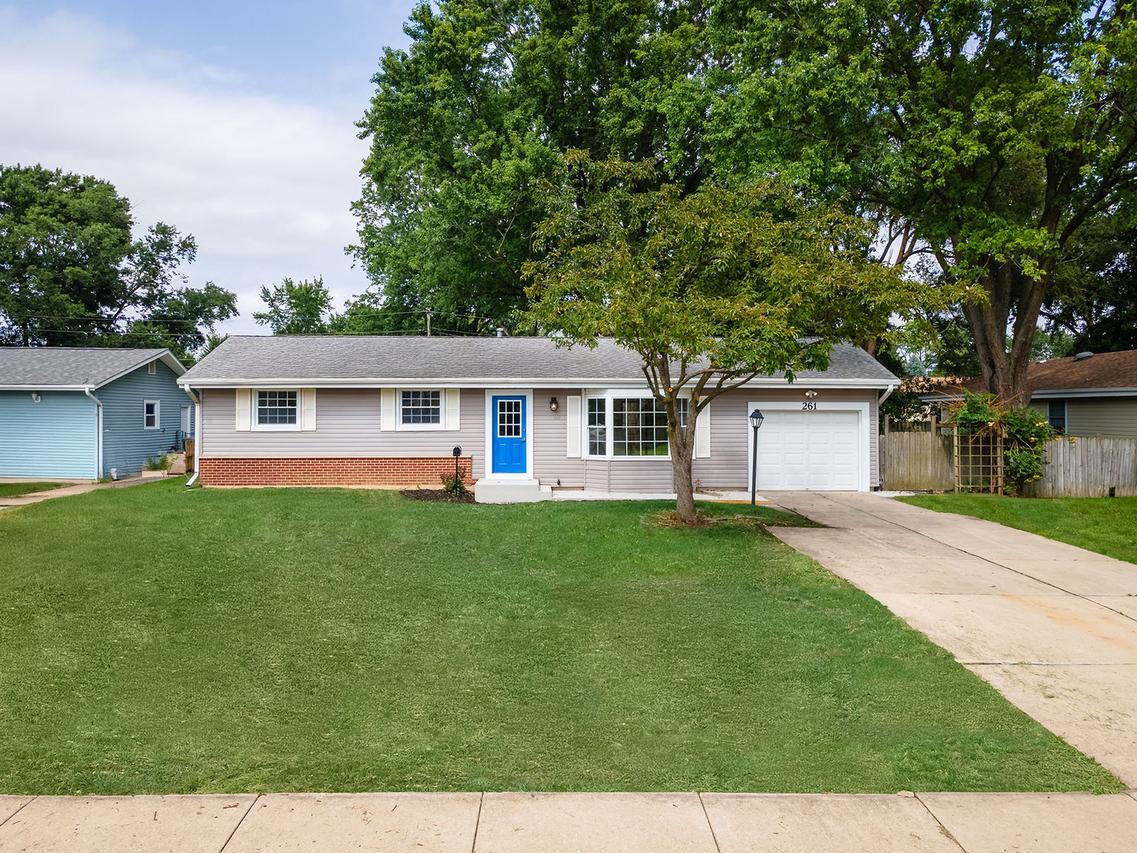 261 Arrowhead Tr., Carol Stream, IL 60188