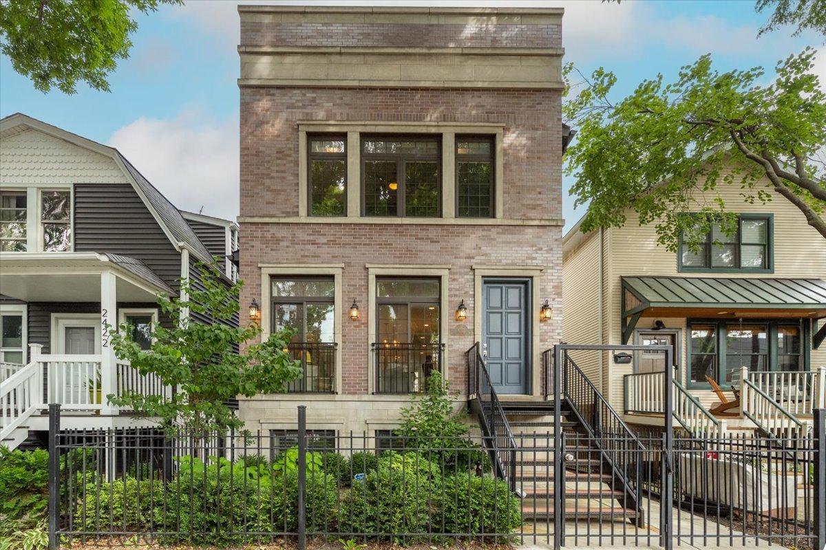 2418 W Pensacola Ave., Chicago, IL 60618