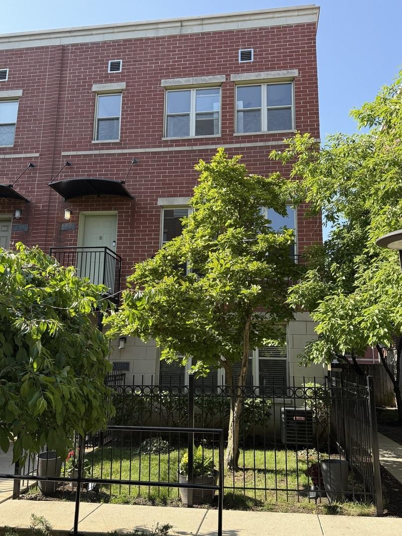 1333 N Burling St. #B, Chicago, IL 60610