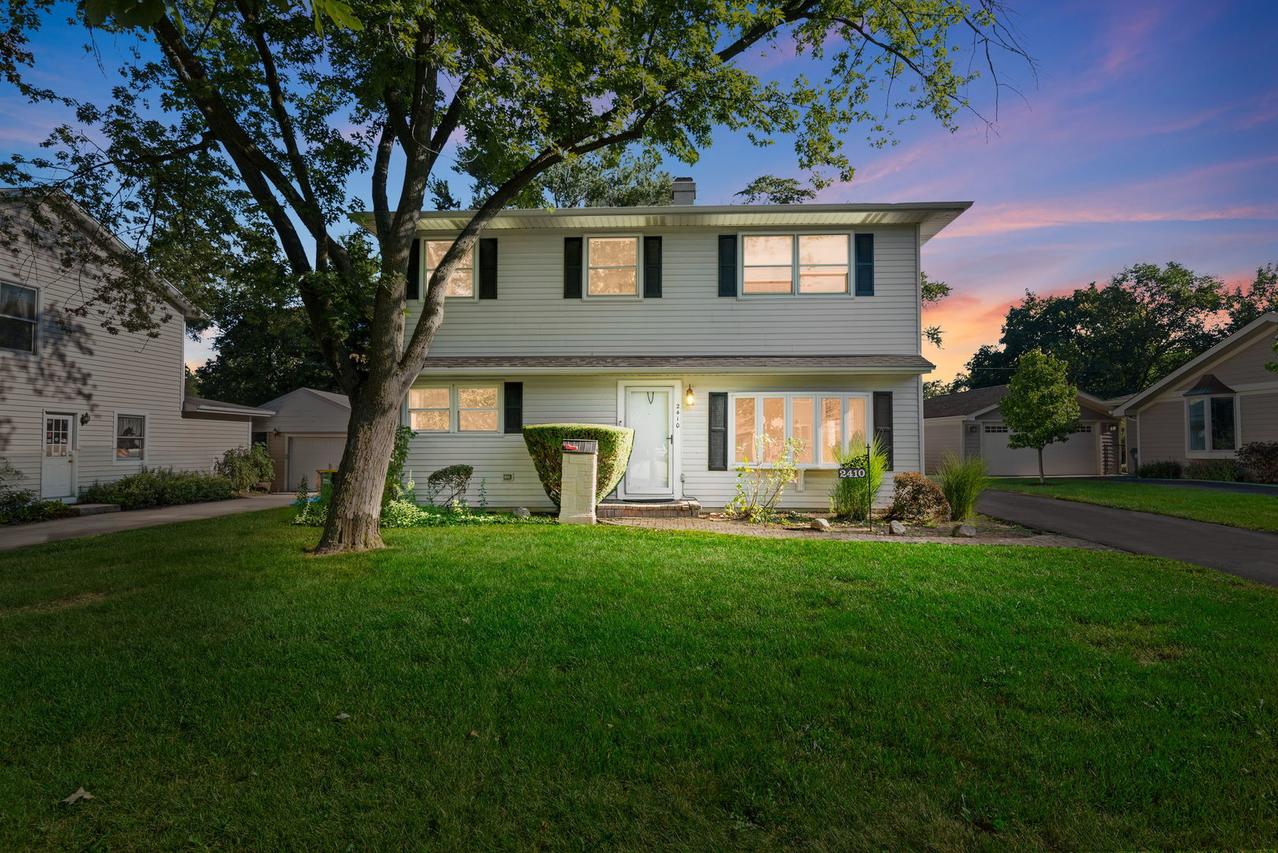 2410 Sigwalt St., Rolling Meadows, IL 60008