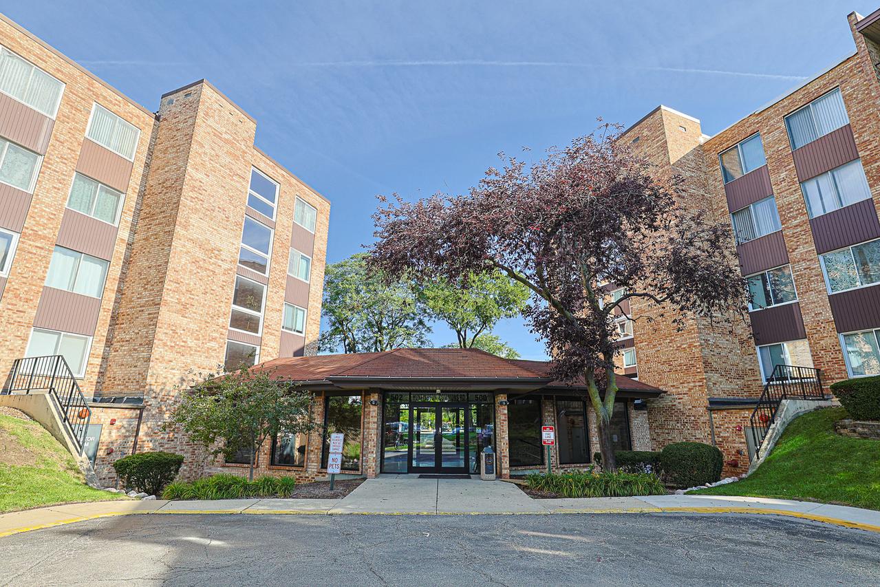 500 W Huntington Commons Rd. #147, Mount Prospect, IL 60056