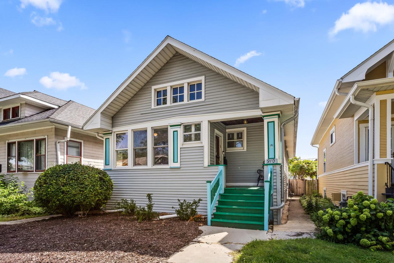 910 N Humphrey Ave., Oak Park, IL 60302