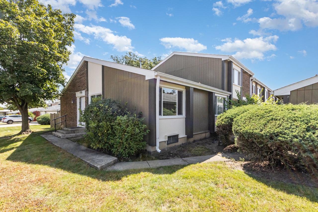 316 Pueblo Dr., Bolingbrook, IL 60440