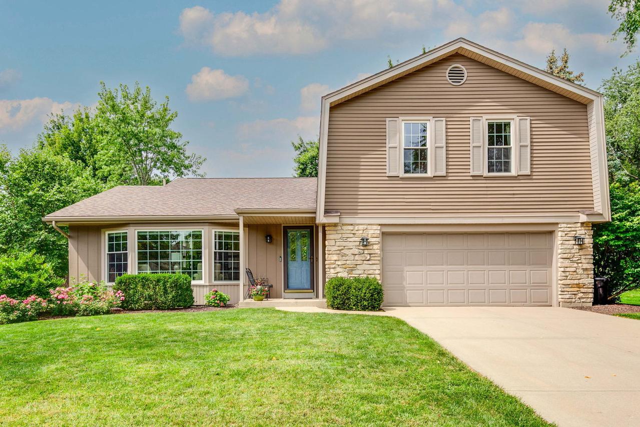 1211 Parliament Ct., Libertyville, IL 60048