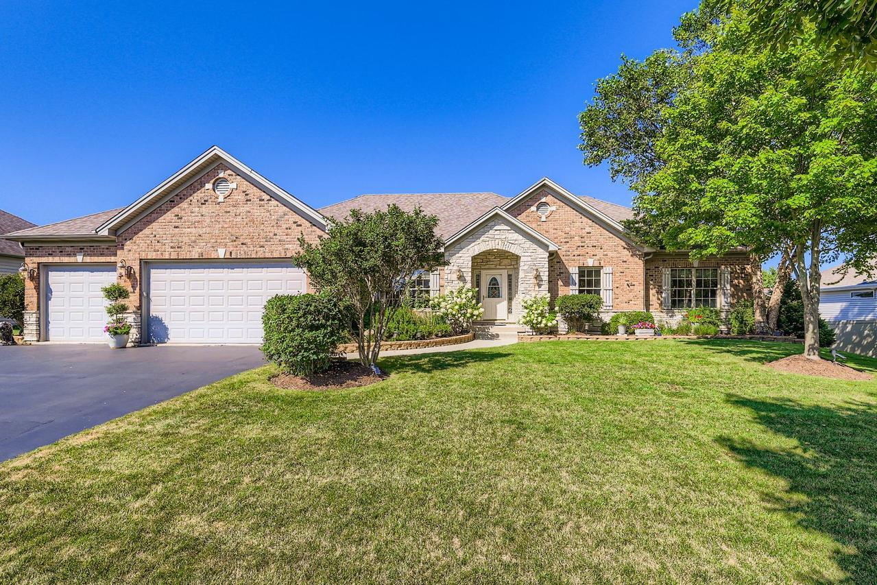 808 James Dr., Hampshire, IL 60140