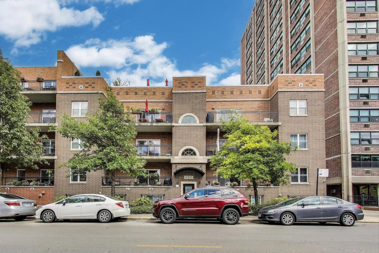 4301 N Sheridan Rd. #202, Chicago, IL 60613