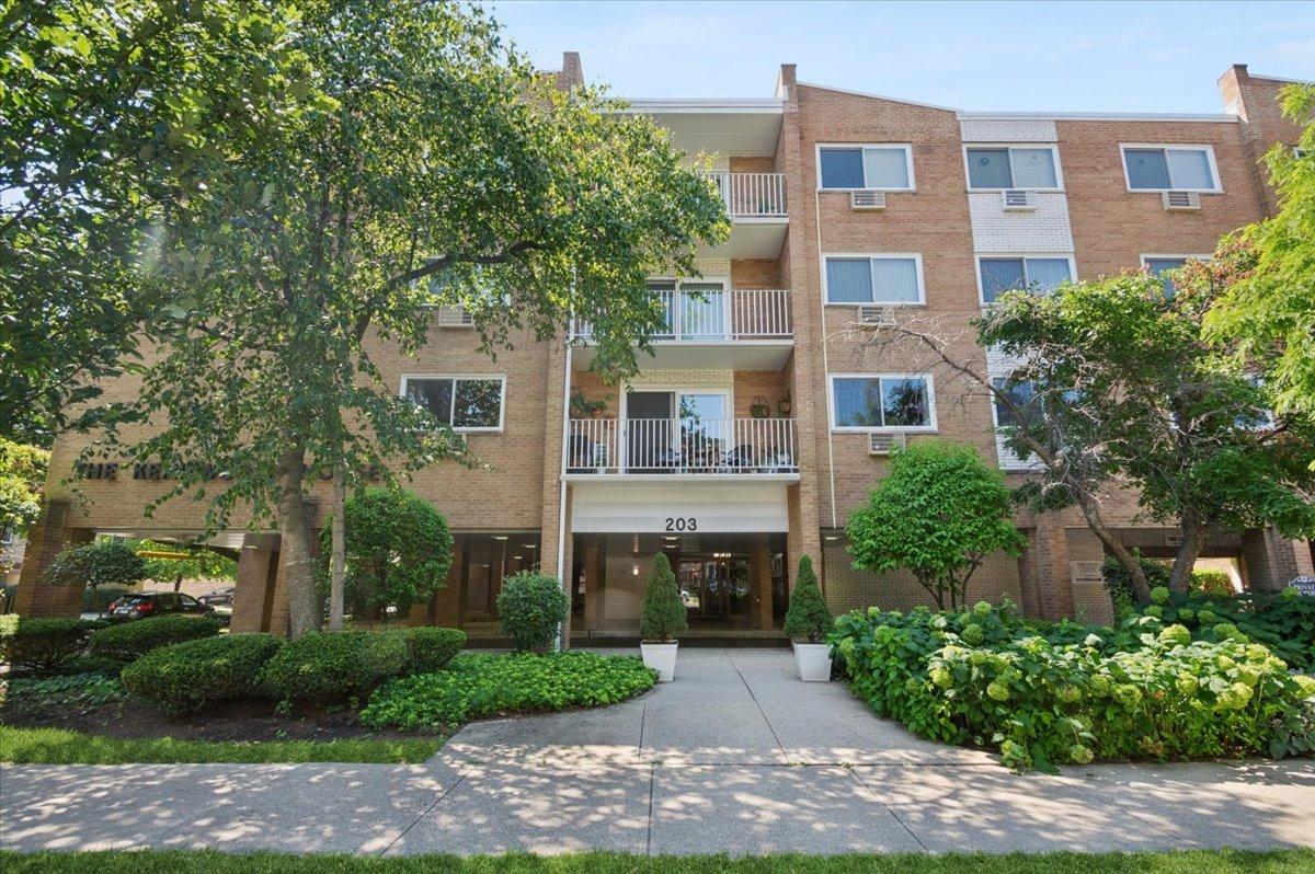 203 N Kenilworth Ave. #3F, Oak Park, IL 60302