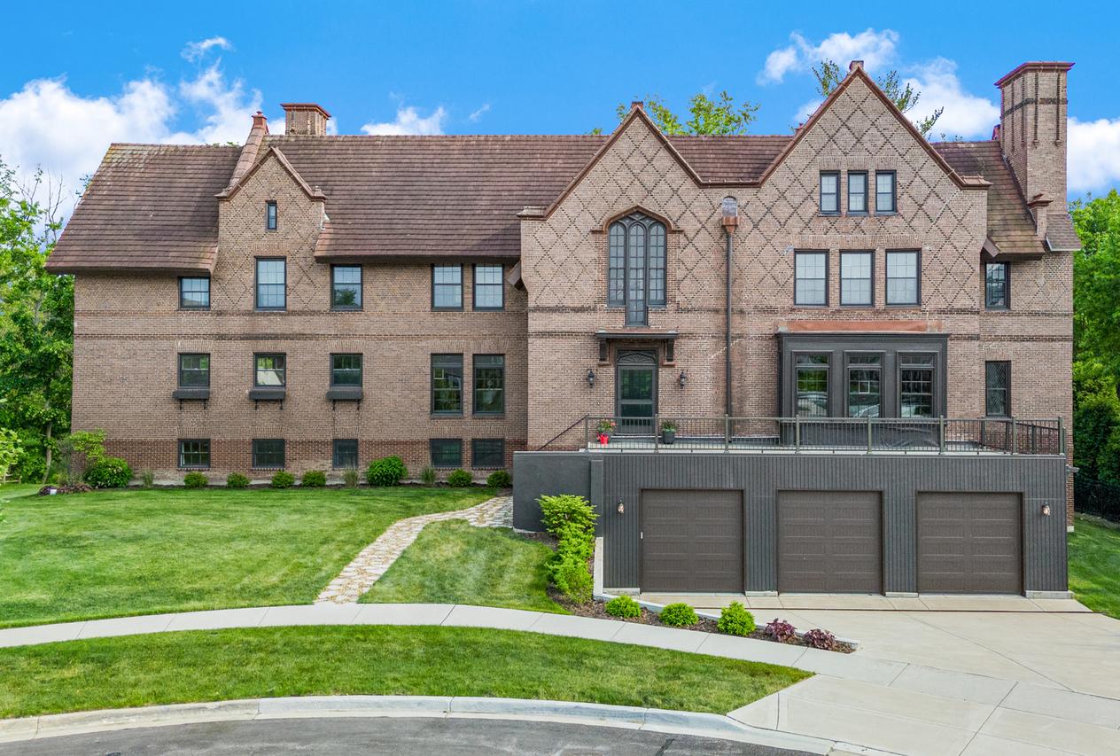 141 Loretto Ct., Wheaton, IL 60189