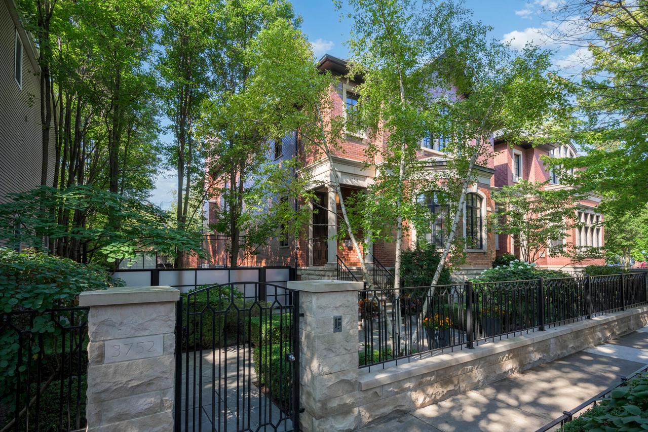 3752 N Janssen St., Chicago, IL 60613