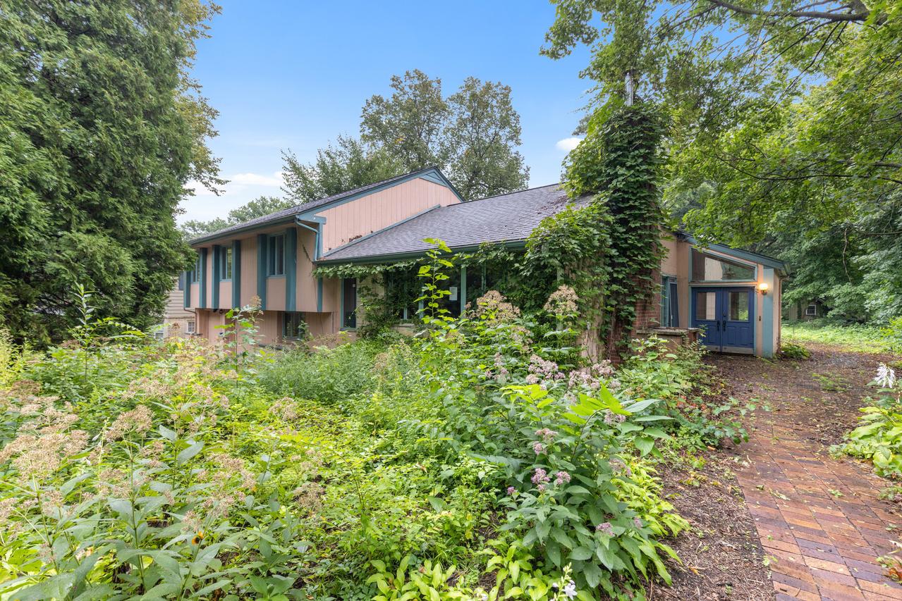 2633 Hickory Ave., Rockford, IL 61114