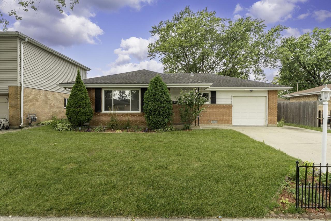 404 Virginia Pl., Wheeling, IL 60090