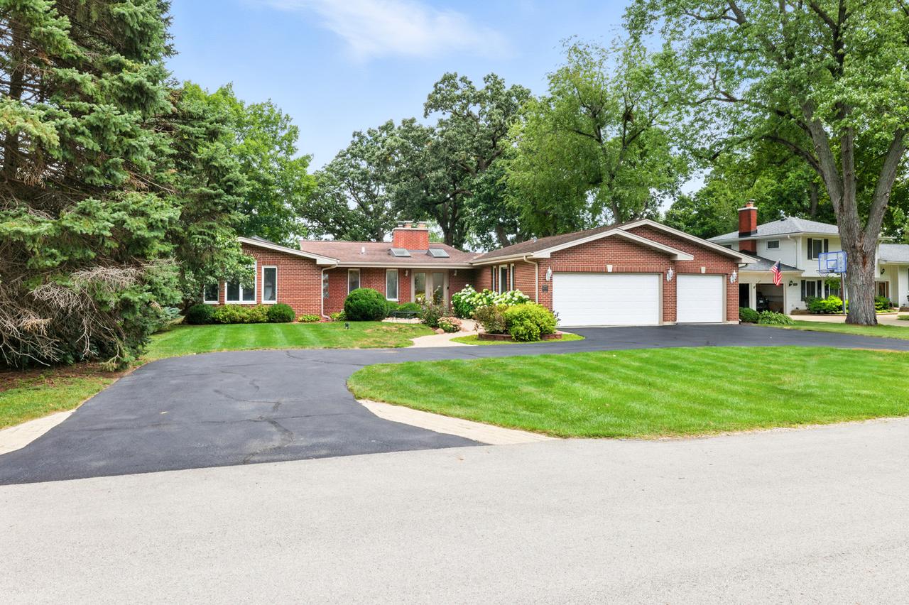 6N135 Hillcrest Dr., Medinah, IL 60157