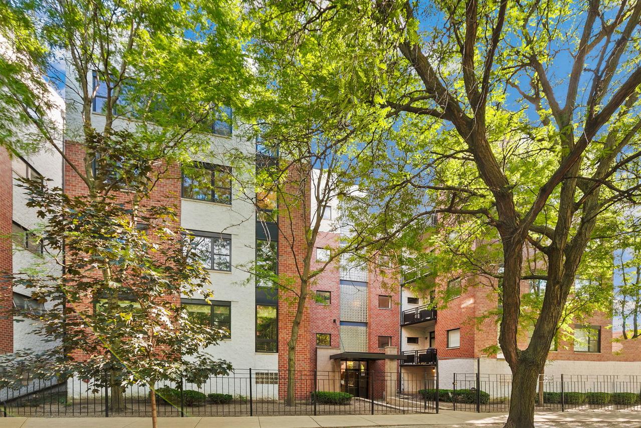 2337 W Wolfram St. #411, Chicago, IL 60618