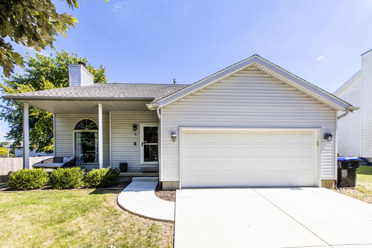 4 Holder Way, Bloomington, IL 61704