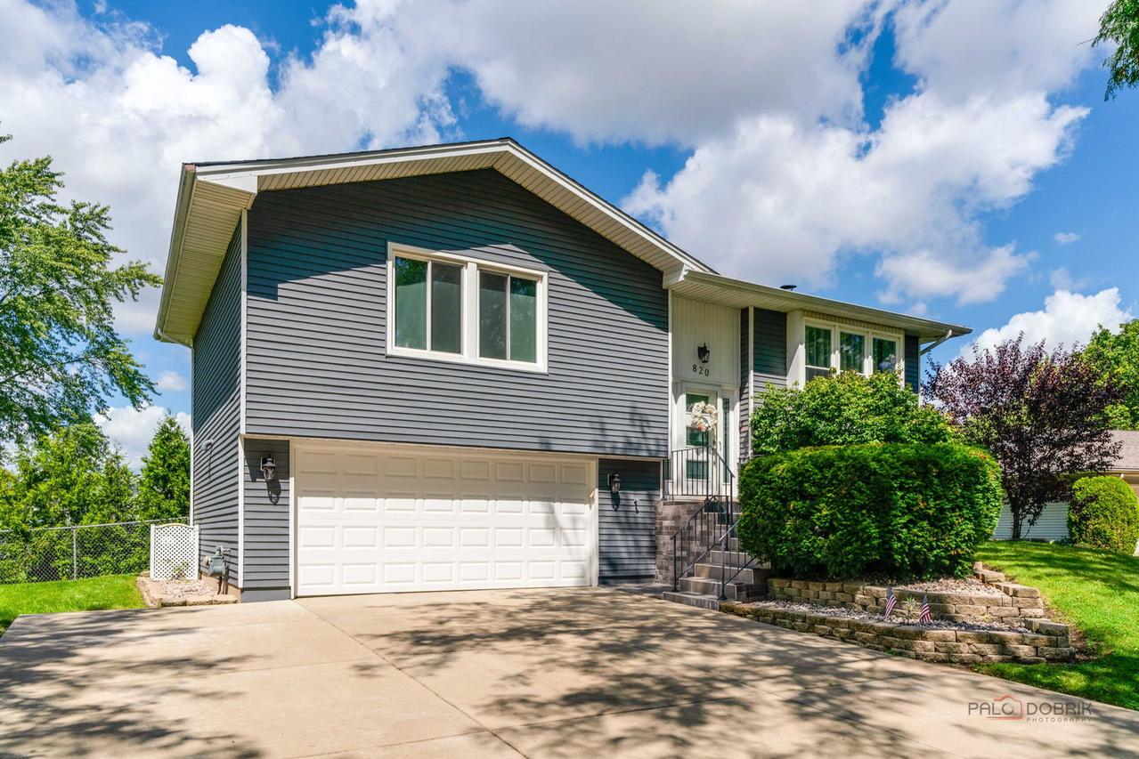 820 Quincy Dr., Roselle, IL 60172