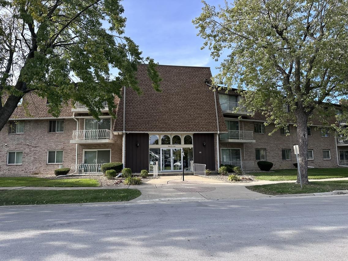 3240 N Manor Dr. #130, Lansing, IL 60438