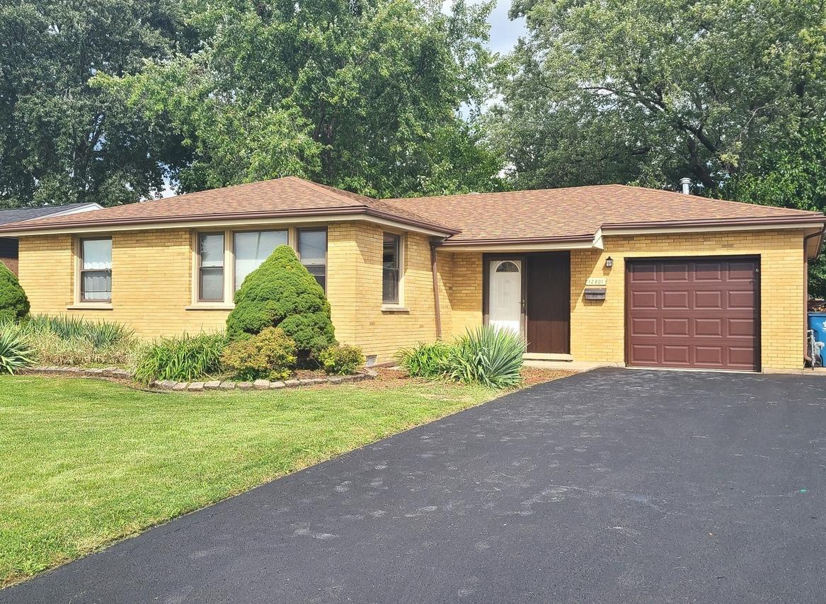 12801 W Playfield Dr., Crestwood, IL 60418