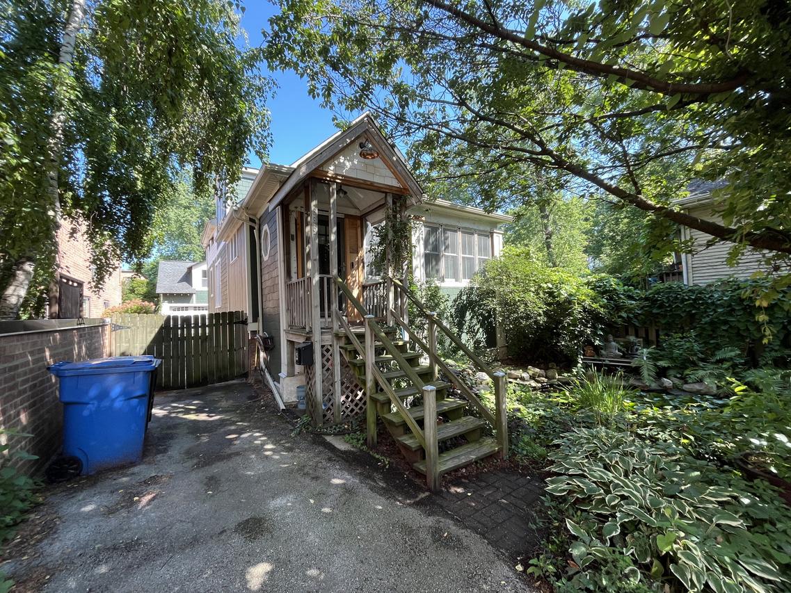 6957 N Hamilton Ave., Chicago, IL 60645