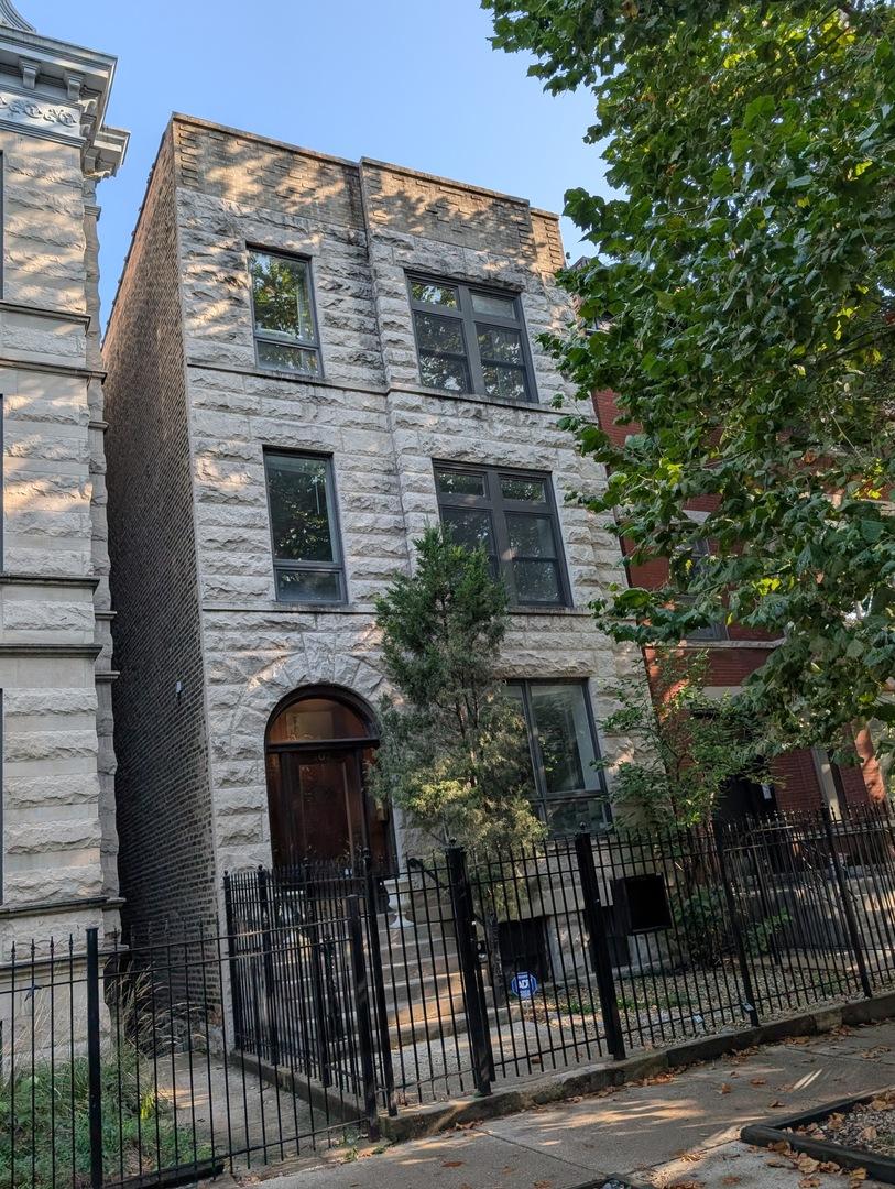 902 W Newport Ave., Chicago, IL 60657