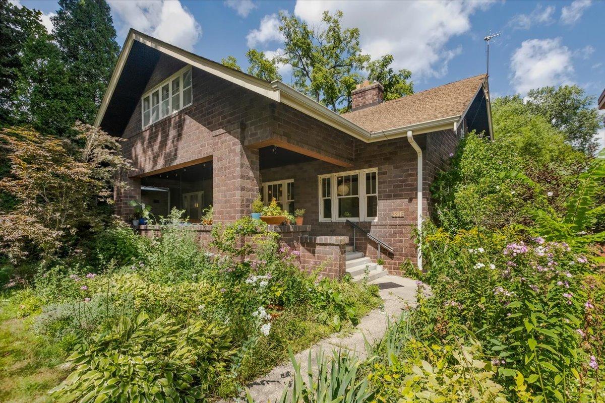 2216 W Greenleaf Ave., Chicago, IL 60645