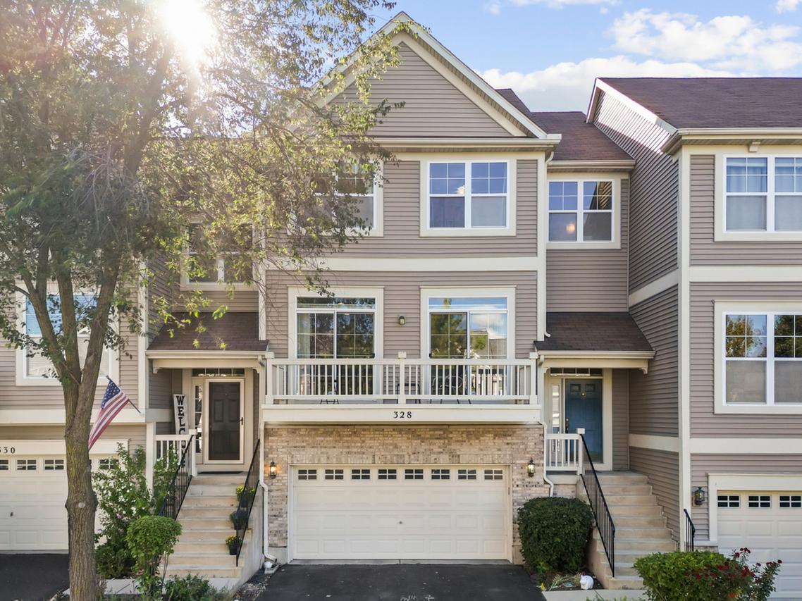 328 Hickory Ln., South Elgin, IL 60177