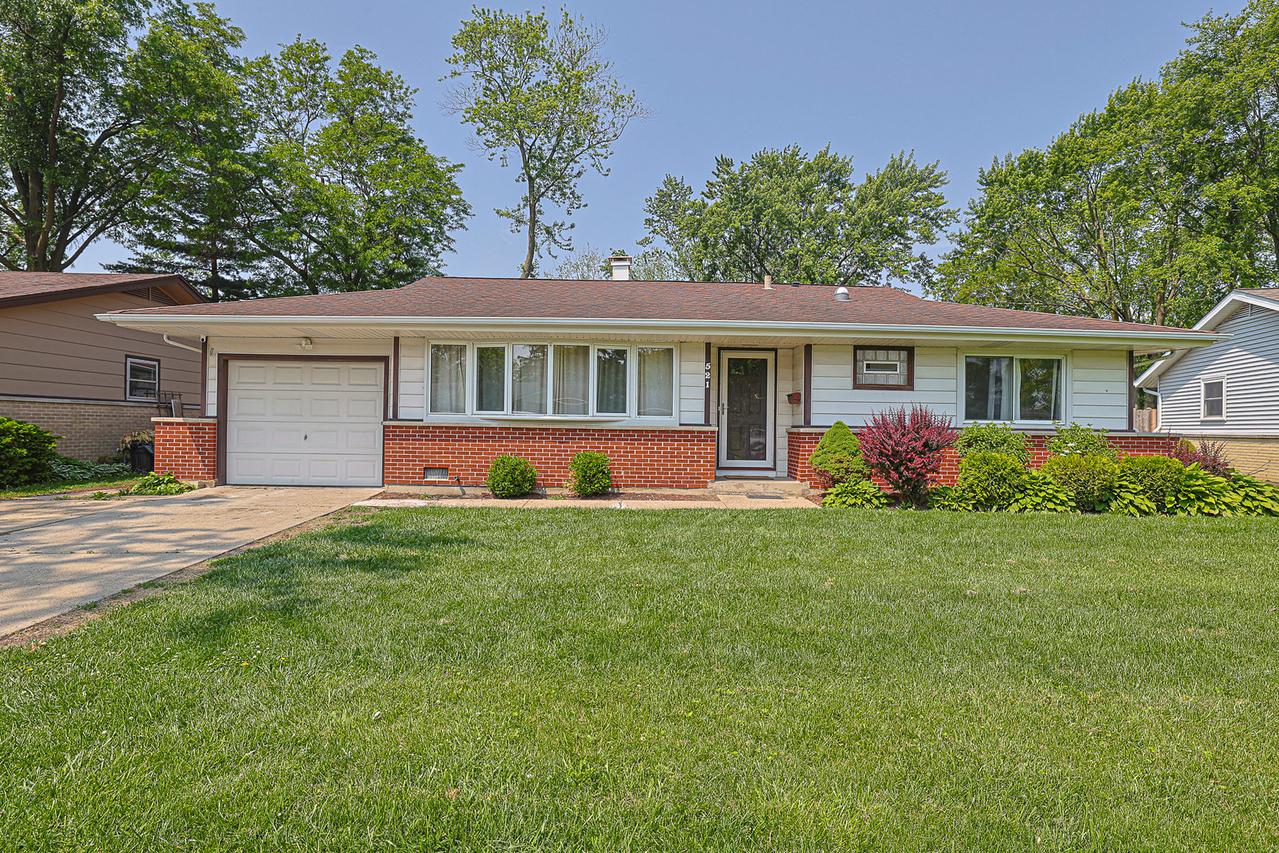 521 Edgewood Ln., Elk Grove Village, IL 60007