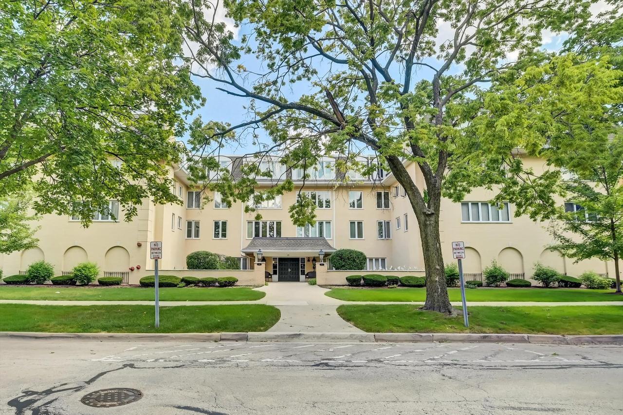 75 S 6th Ave. #102, La Grange, IL 60525