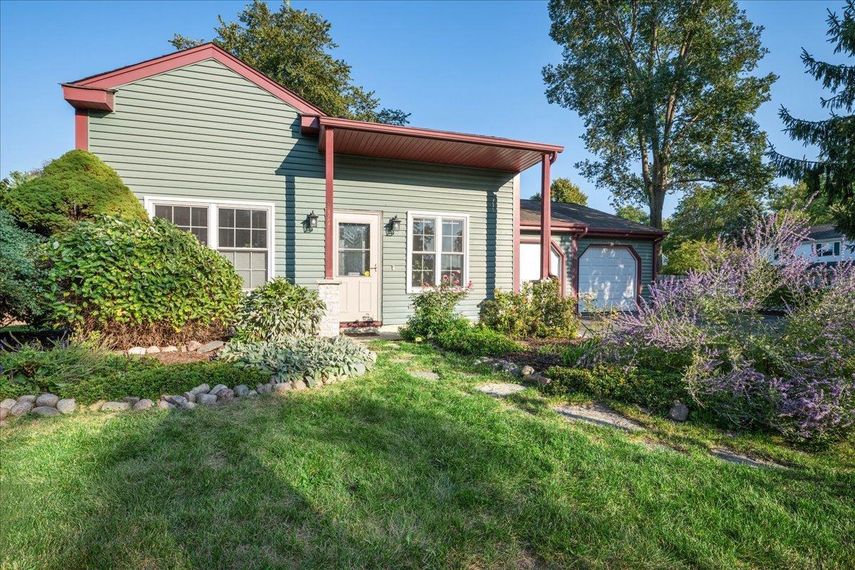 811 Newport Dr., Island Lake, IL 60042