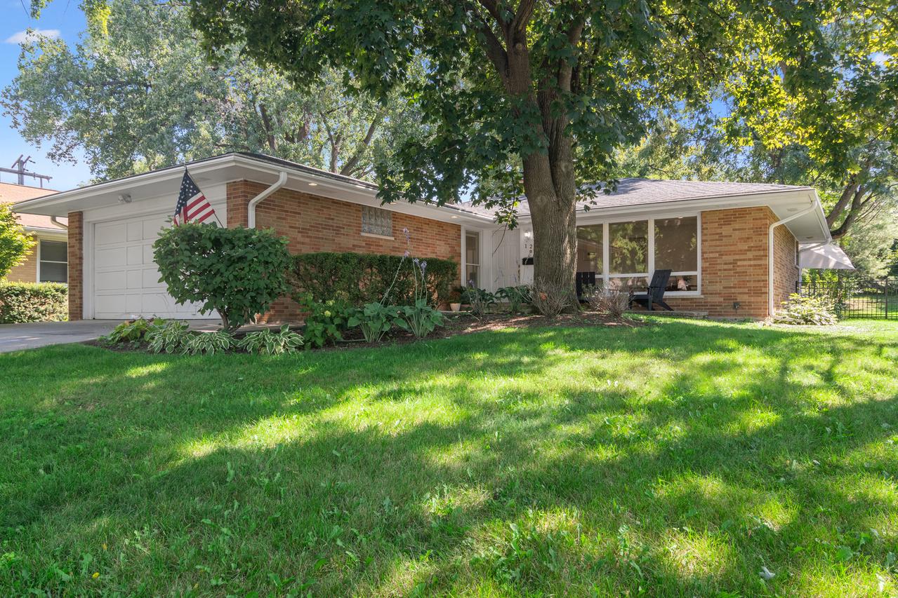 123 Monument Ave., Barrington, IL 60010