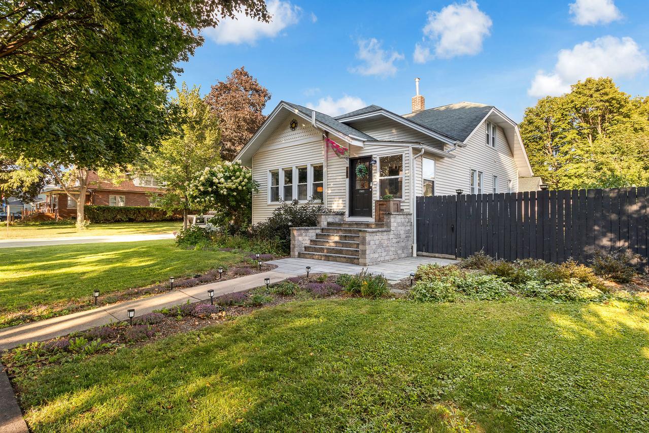 189 1st St., Crystal Lake, IL 60014