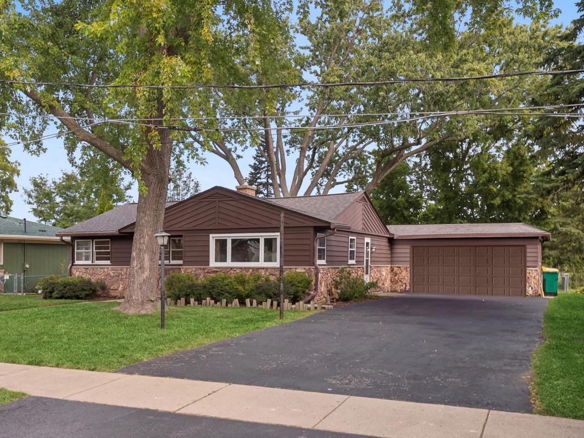 70 Center Ave., Wheeling, IL 60090