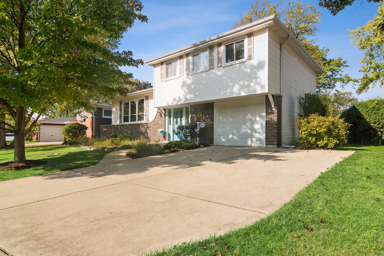 2340 N Lafayette St., Arlington Heights, IL 60004