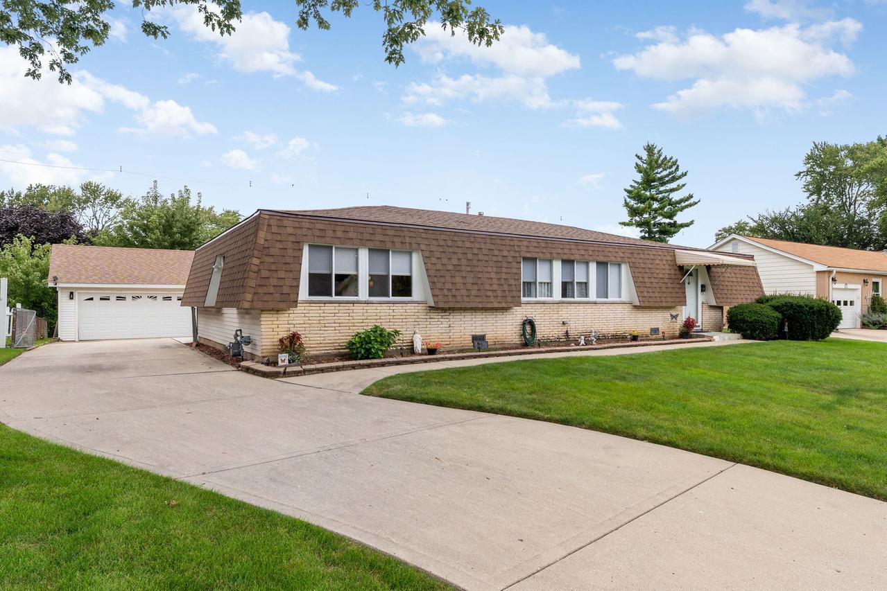 100 Des Plaines Ln., Hoffman Estates, IL 60169