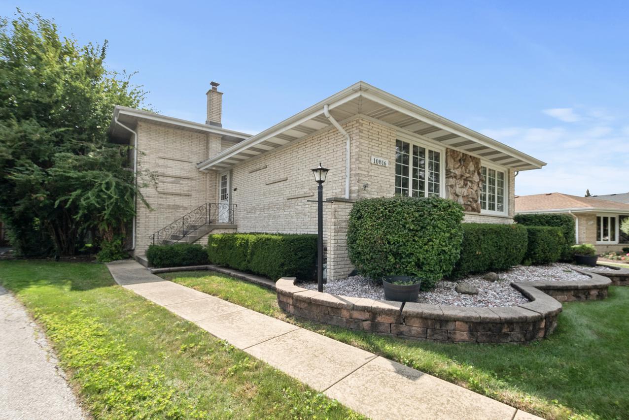 10816 Leclaire Ave., Oak Lawn, IL 60453