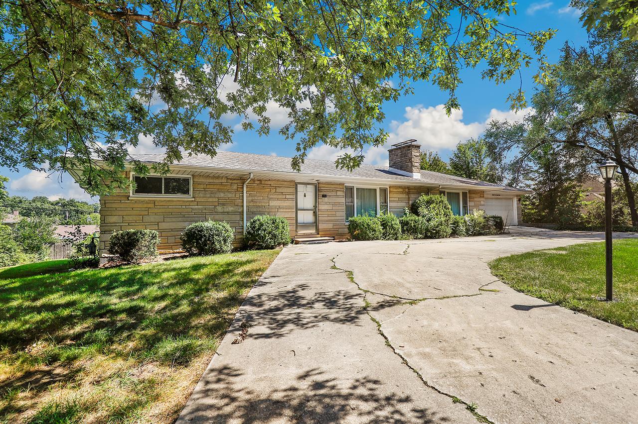9225 S 84th Ave., Hickory Hills, IL 60457