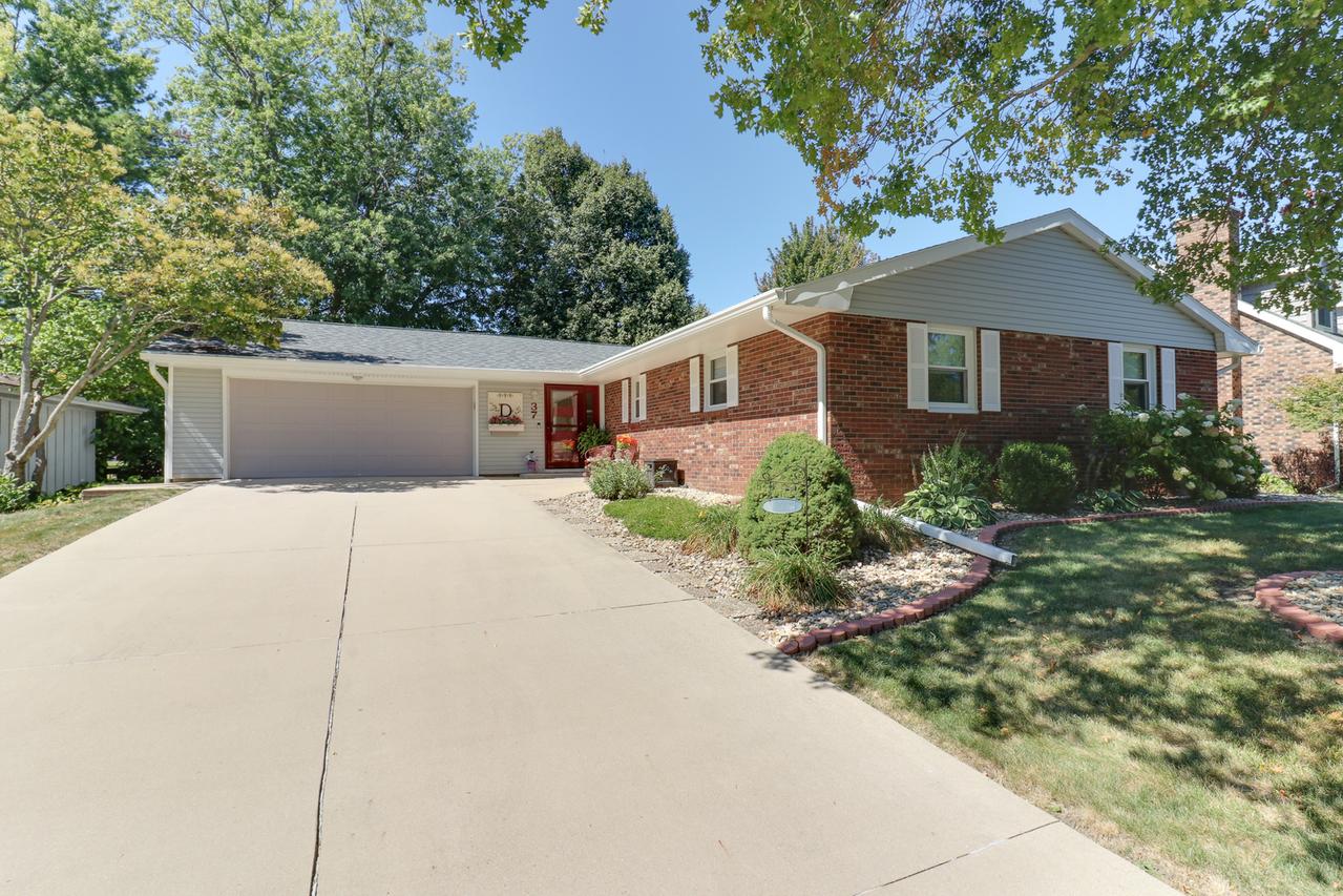 37 Brookshire Grn, Bloomington, IL 61704