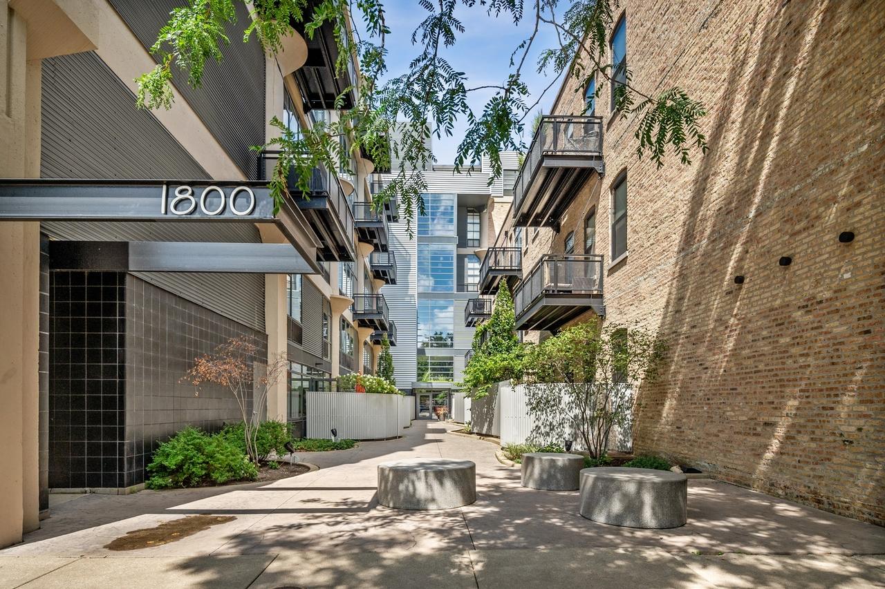 1800 W Grace St. #527, Chicago, IL 60613