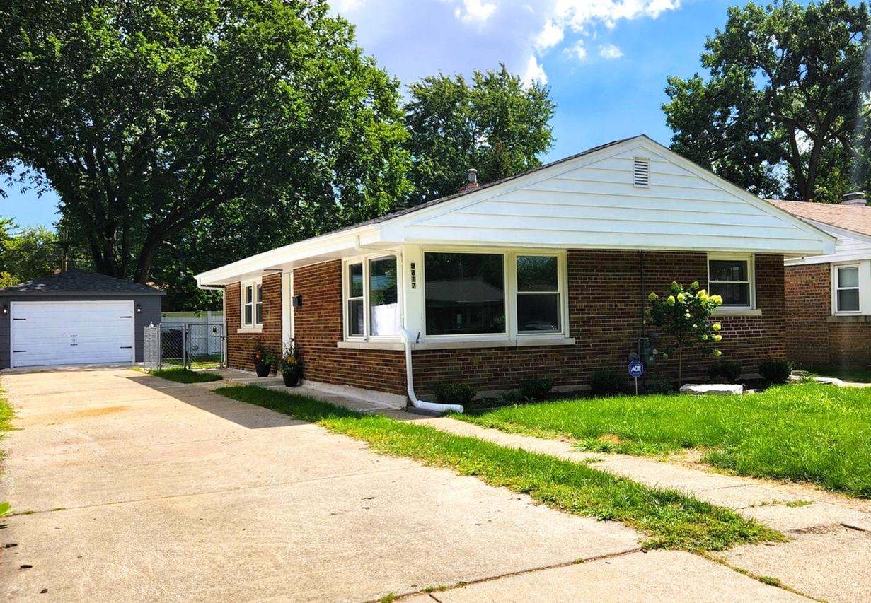 9817 S Maplewood Ave., Evergreen Park, IL 60805