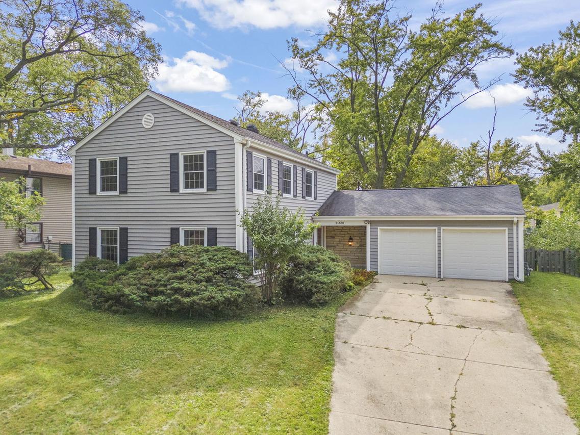 2S630 Devonshire Ln., Glen Ellyn, IL 60137