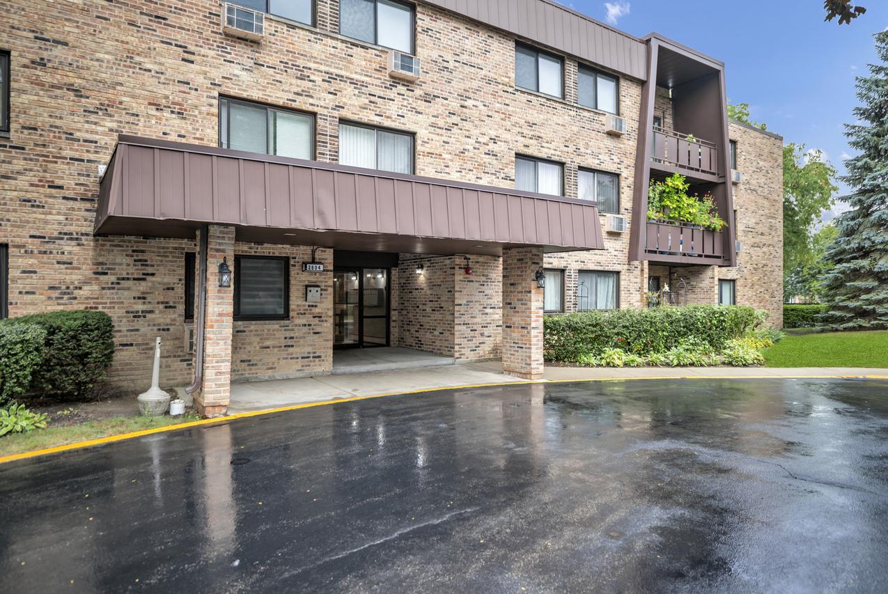 2604 N Windsor Dr. #206, Arlington Heights, IL 60004