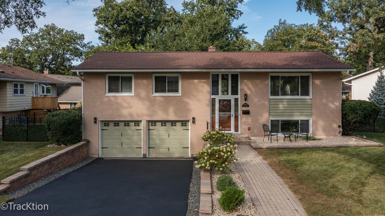 7024 Roberts Dr., Woodridge, IL 60517