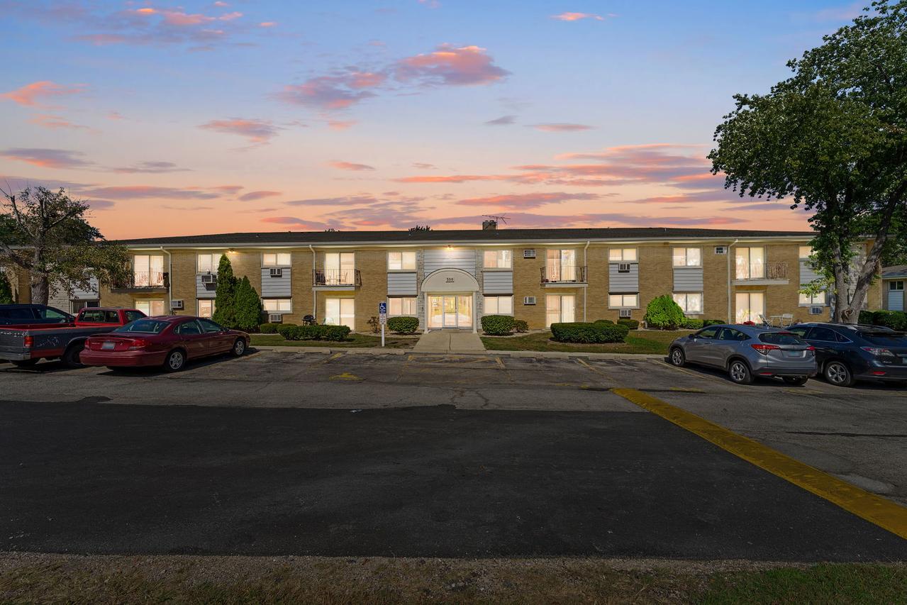 550 Chase Dr. #2, Clarendon Hills, IL 60514