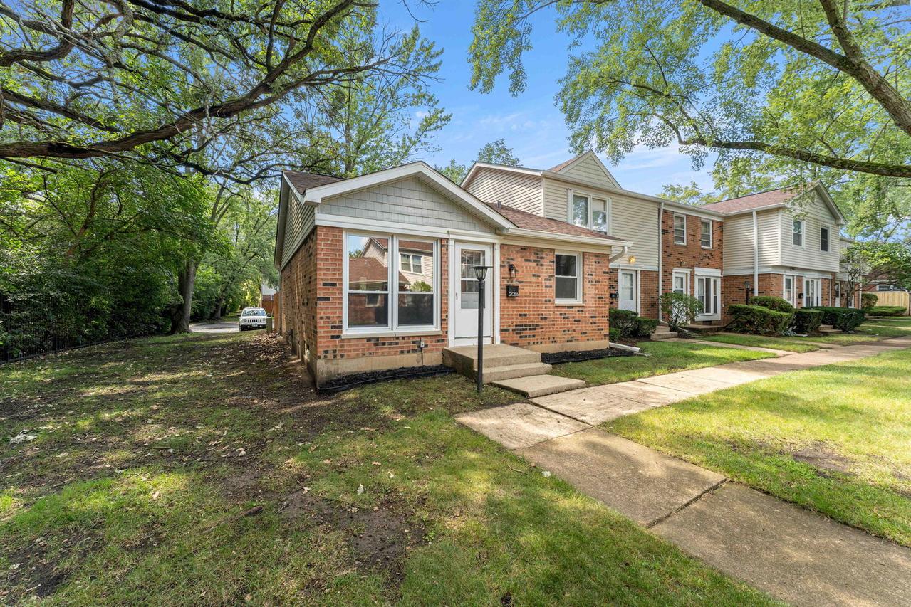 2056 Essex Ct., Streamwood, IL 60107
