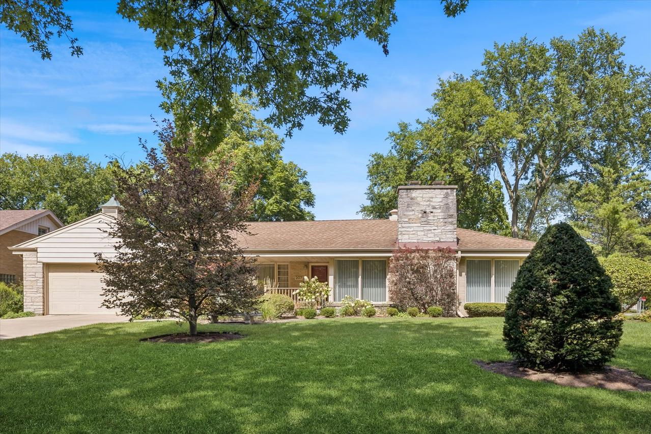207 W Claremont St., Elmhurst, IL 60126