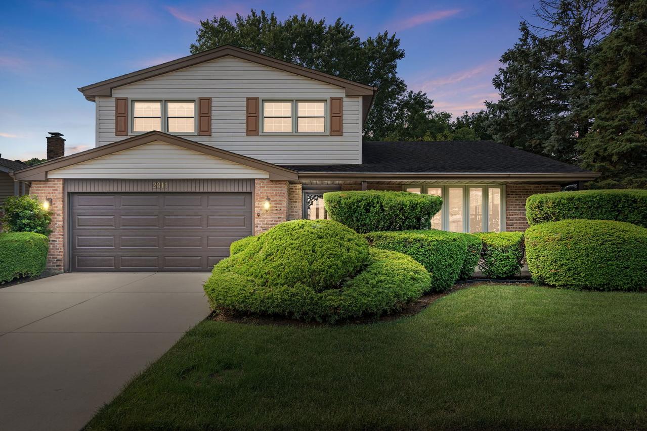 2011 E Canterbury Dr., Arlington Heights, IL 60004